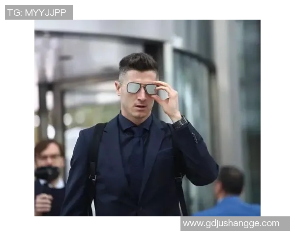 夏季足球明星时尚穿搭解析展现个性与运动魅力