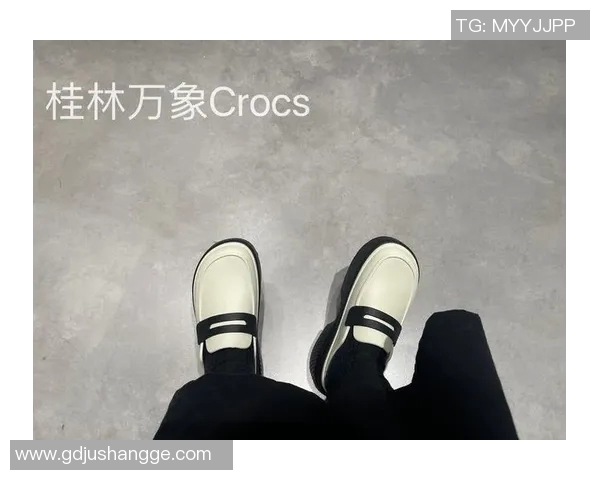 洞洞鞋与足球明星的完美结合探索时尚与运动的潮流新风尚
