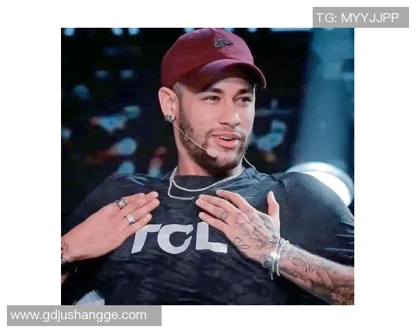 颜值与实力并存的足球明星们展现魅力与风采的精彩瞬间