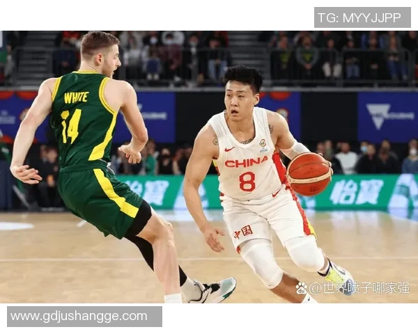 篮球明星左右摇头展现风采引发球迷热议与热情追捧